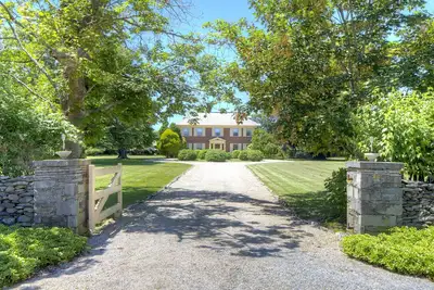 Image de Newport-Royden, une propriété familiale privée sur 2 1/2 acres avec plage