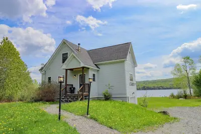 Image de Une beauté au lever du soleil - à seulement un mile du centre-ville de Rangeley sur Haley Pond