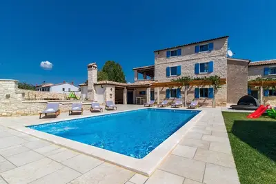 Image de Villa spacieuse, avec piscine privée dans un village paisible loin des foules de la ville!