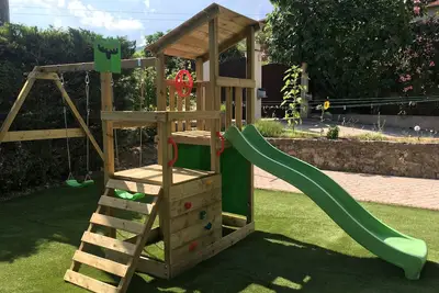 Image de Villa au calme avec terrain de boules, billard, piscine, trampoline et toboggan