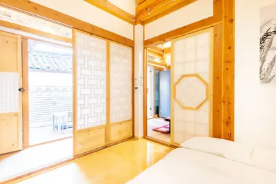 Image de Nouveau Hanok coréen magnifique par le Palace 5br + 4bth