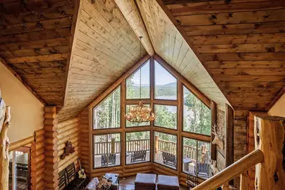 Image de \"The Reel View\" Cabane en bois sur mesure au bord du lac avec ponton à double pont Des vues