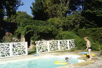 Image de Au pied du Luberon, maison de charme, très calme à 100 m du centre du village.