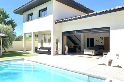 Image de Villa de Standing avec Piscine chauffée, quartier calme, 800m de la Plage