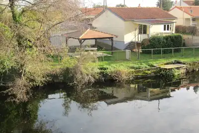 Image de Gîte 2 étoiles au bord de la rivière cloturée.