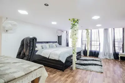 Image de 2 chambres @ 10minDrive➝ InfinitiMall, commodités + balcon