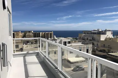 Image de 3. Appartement de luxe avec vue sur la mer et 2 chambres près de la plage!