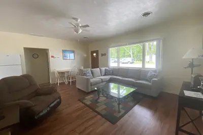 Image de «Une vague de tout» unité 3, Condo sur le lac; Holly Hock Rentals