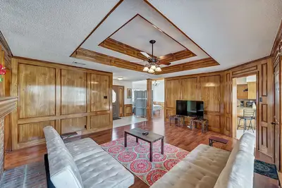 Image de Magnifique maison en brique avec 7 lits (3 chambres) Très bien situé! À côté de Hwy75 & Gb!