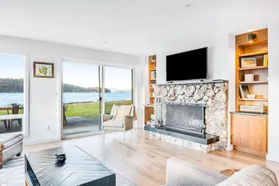 Image de Moderne, chien-friendly, la maison de front de mer w / une vue sur la baie!