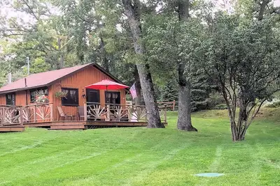 Image de Lake Front One Bedroom Log Cabin situé à Clear Lake Resort et location de bateaux