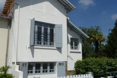 Image de Gourmalon, maison de charme au calme, 800 m de la plage, tout à pied.