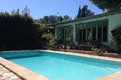 Image de maison de charme spacieuse proche montpellier avec piscine