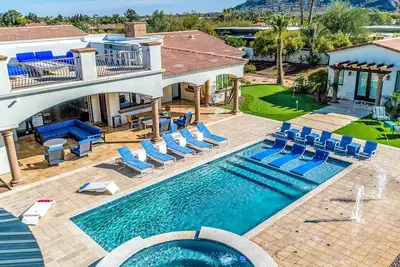 Image de Grande villa avec beaucoup de chambres en suite. Maison amusante avec des jeux et de superbes vues!