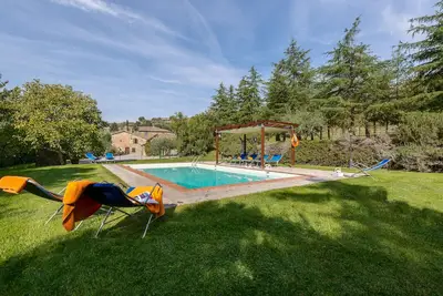 Image de Jolie maison avec jardin privé; immergé dans une station balnéaire typique