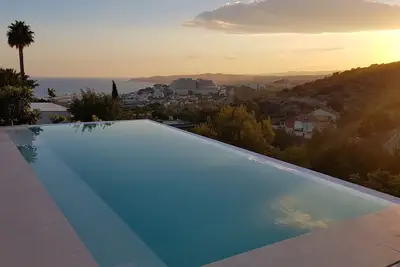 Image de Villa de style Ibiza avec vue sur la mer et piscine à débordement