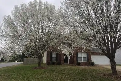 Image de Maison de 2600 pieds carrés à Nw Charlotte