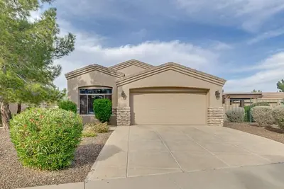 Image de Montre comme une Maison De MODÈLE. Maison de 3 chambres joliment aménagée sur un terrain de golf.