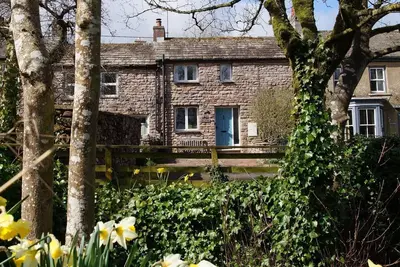 Image de Charmant chalet confortable. Famille et chien amical.