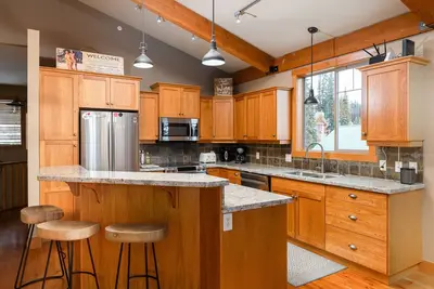Image de 4 chambres, ski-in / ski-out, tout nouveau bain à remous privé, familial et convivial,