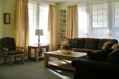 Image de Cottage à Mount Ida, Arkansas. Trois pâtés de maisons de la place de la ville.