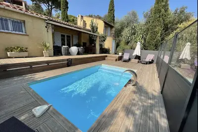 Image de Studio indépendant avec belle terrasse à 5 minutes de la mer.