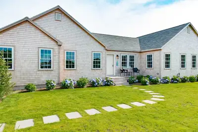 Image de Superbe Ranch offre un niveau de vie avec la pièce pour tout le monde.