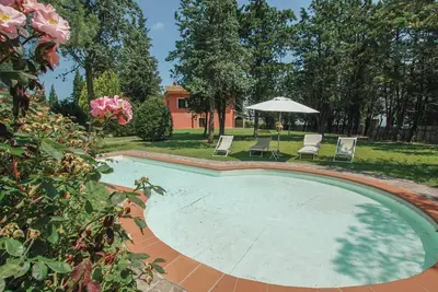 Image de Station adaptée aux enfants avec piscine et jeux, B4