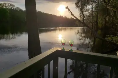 Image de Margaritaville Au Bord De La RIVIÈRE Suwannee
