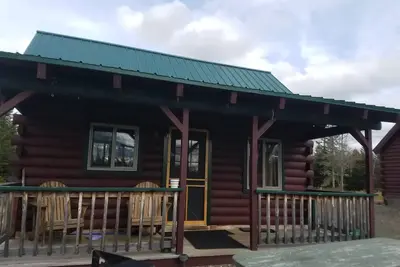Image de Cabine moderne et confortable située sur une grande parcelle à 2 km de la route principale.