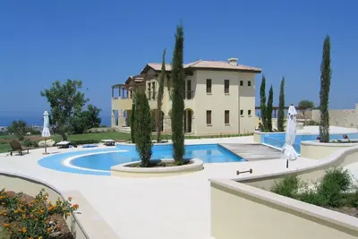 Image de Vues panoramiques sur Golf & mer de Lux Apartment & jardin privé. Wifi gratuit / Tv au Royaume-Uni