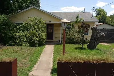 Image de Jolie maison jaune près du centre-ville et de la hanche East Side