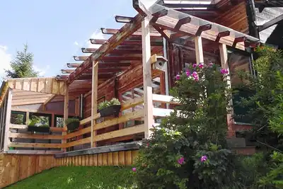 Image de Cabane en bois avec une vue magnifique sur les montagnes au fil des saisons