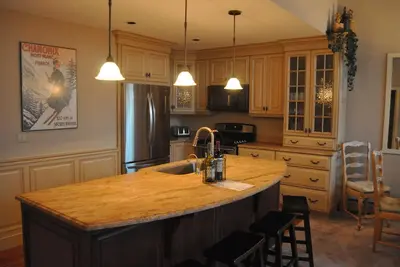 Image de Okemo Slopeside, luxe 4 Bdrm: 200 yards Ez à pied de la pente, skier à droite au condo