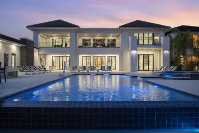 Image de 12, 982 sq. Ft Villa avec piscine à débordement plein sud, théâtre privé, salle de sport et bar