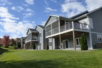 Image de Luxueux condos neufs près des bois - 20 min à Madison