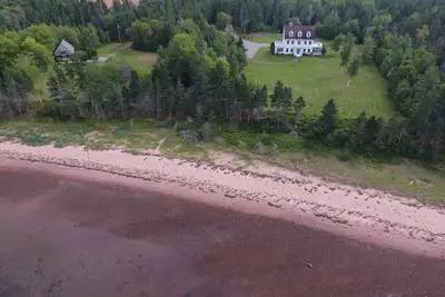 Image de Cottage confortable au bord de l'eau idyllique