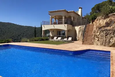 Image de Luxueuse villa avec vue sur la mer et la baie de Spectaculair