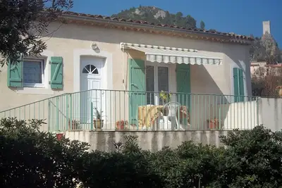 Image de Gîte dans village pittoresque-Roquebrun-Calme-Proximité baignade