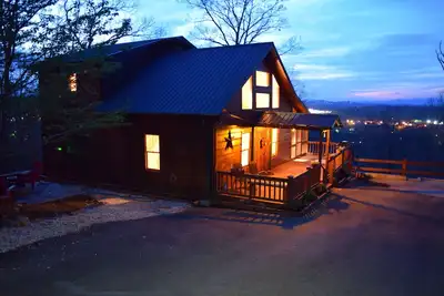 Image de Cabine rustique récemment aménagée, vue sur la montagne, dans la région d'Aska Adv. Proche de la ville