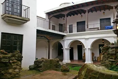 Image de Maison coloniale romantique avec cheminée et terrasse