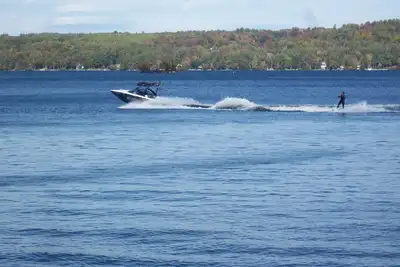 Image de Ne peut pas se rapprocher de l'eau! Lake Front Home Maison De Bateau Et Bateaux Slips Lg Dock!