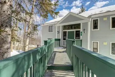 Image de Condo rénové avec piscine partagée saisonnière et tennis - �� pied du sentier!