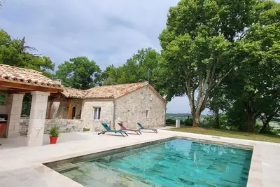 Image de Maison de campagne en pierre apparente, avec piscine neuve et cuisine d'été