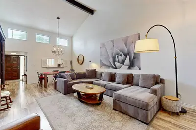 Image de Nouvelle Liste! ! Condo chic près de la vieille ville avec piscine partagée et bain à remous!