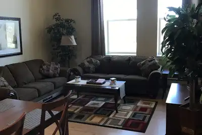 Image de -très calme, confortable et grand appartement complet de 3 chambres à coucher - adapté aux familles et aux animaux de compagnie