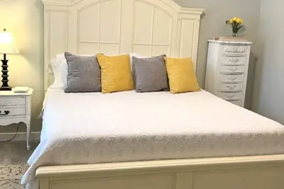 Image de Cozy un Bebroom, un bain, cuisine complète, distance de marche de la plage