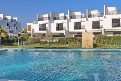 Image de Maison jumelée dans une urbanisation avec piscine