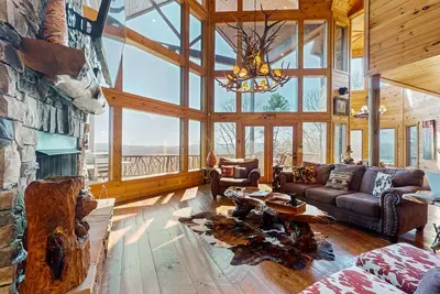 Image de Cabine élégante avec vue imprenable, bain à remous, table de billard et cheminées intérieures / extérieures!