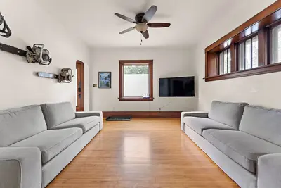 Image de Ne Arts / BrewHouse; Emplacement exceptionnel, bain à remous, table de billard, art local